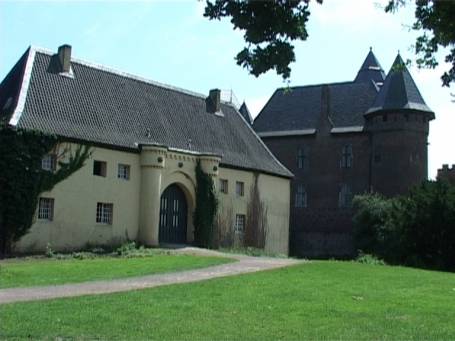 Krefeld : Wasserburg Linn, Linke Bildhälfte die Zehntscheune